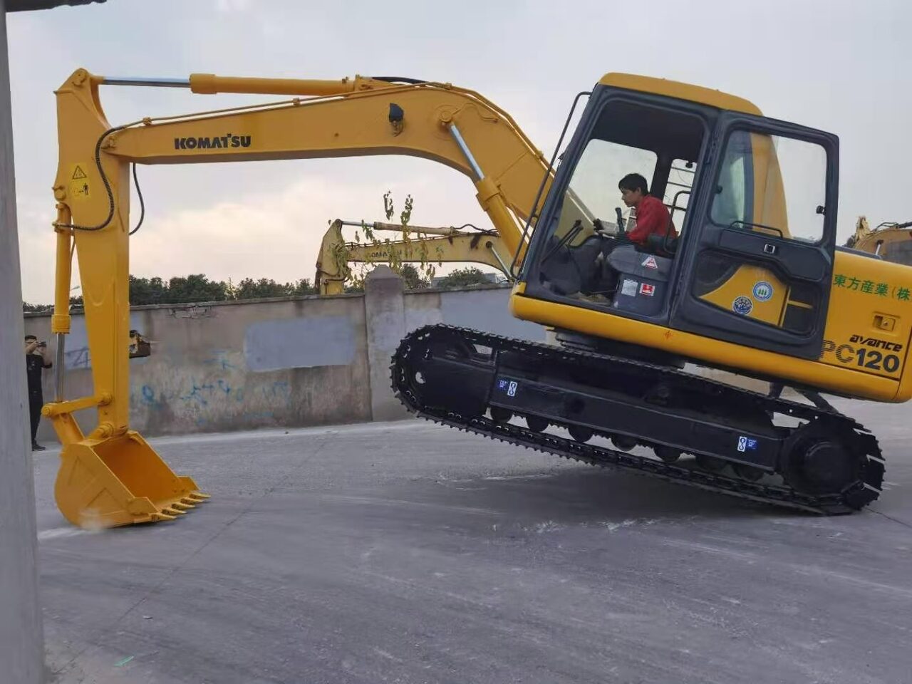 KOMATSU PC120-6 - Lánctalpas kotró: 5 kép. KOMATSU PC120-6 - Lánctalpas kotró: 5 kép.
