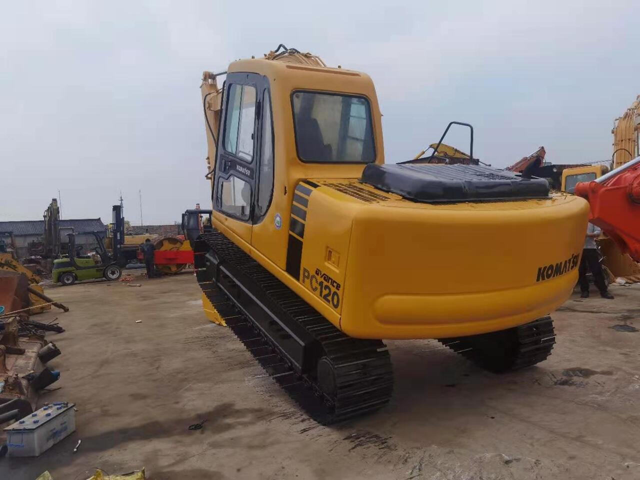 KOMATSU PC120-6 - Lánctalpas kotró: 4 kép. KOMATSU PC120-6 - Lánctalpas kotró: 4 kép.
