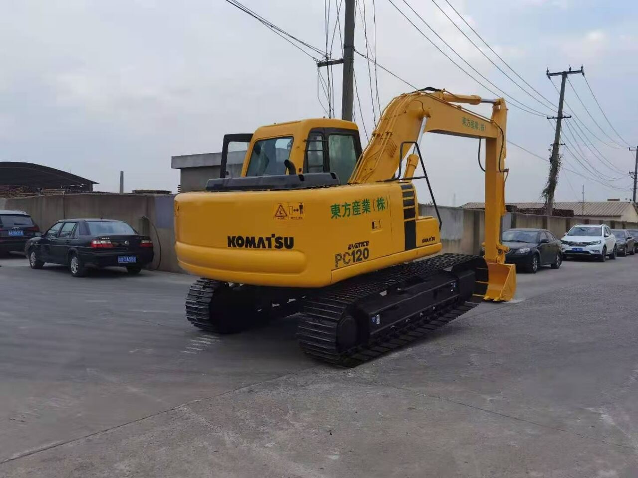 KOMATSU PC120-6 - Lánctalpas kotró: 4 kép. KOMATSU PC120-6 - Lánctalpas kotró: 4 kép.