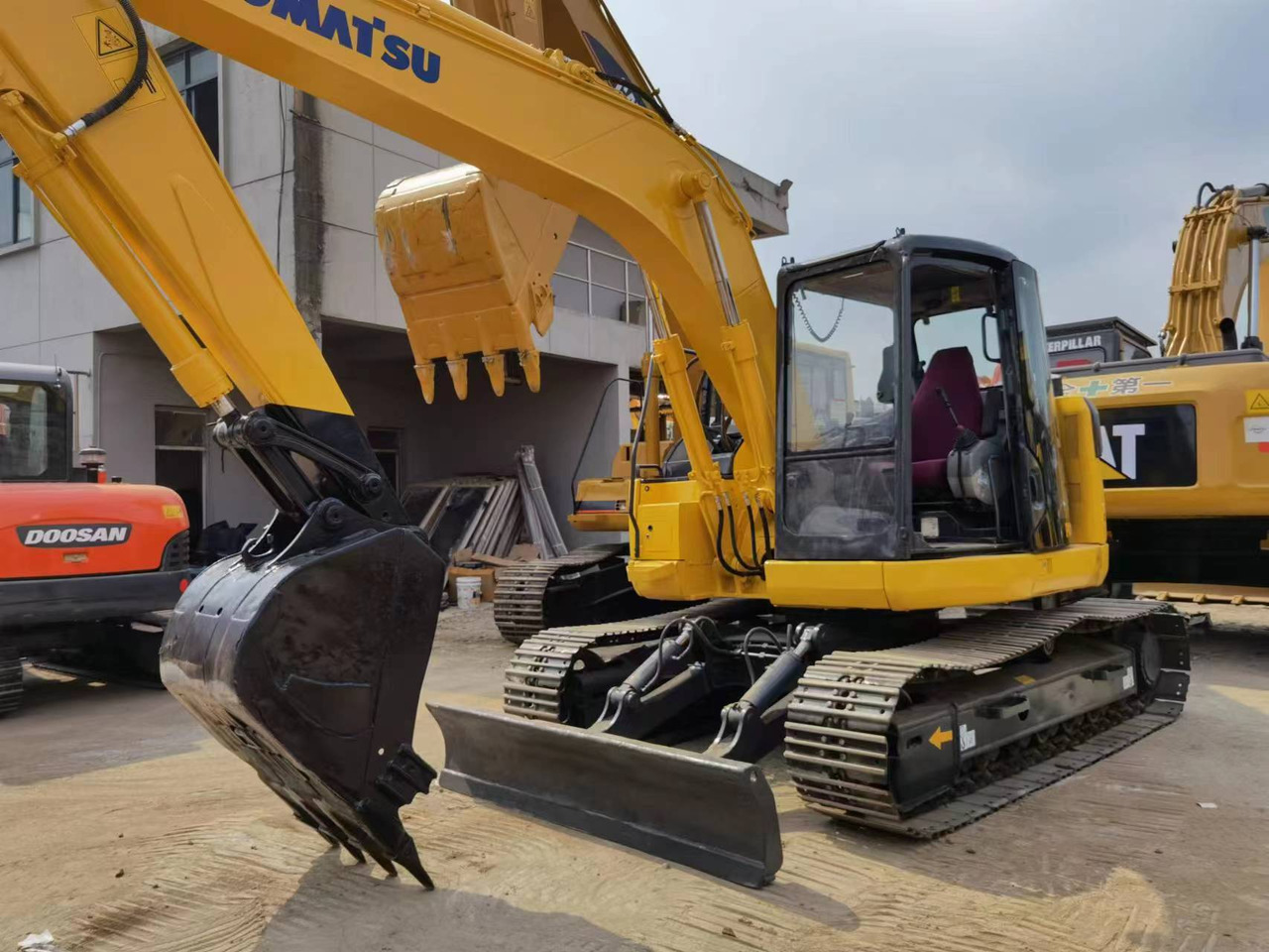 KOMATSU PC128 - Lánctalpas kotró: 3 kép. KOMATSU PC128 - Lánctalpas kotró: 3 kép.