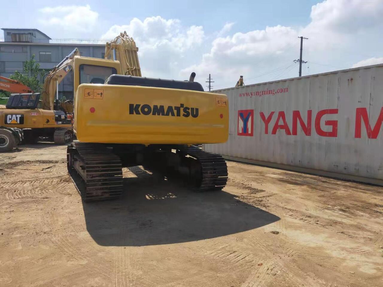 KOMATSU PC200-6 - Lánctalpas kotró: 4 kép. KOMATSU PC200-6 - Lánctalpas kotró: 4 kép.