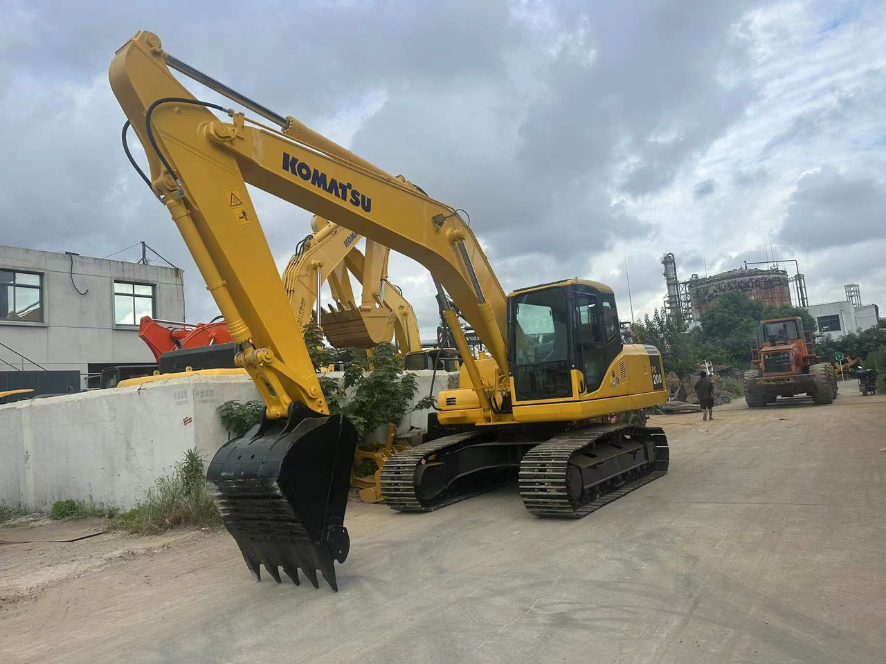 KOMATSU PC200-7 - Lánctalpas kotró: 3 kép. KOMATSU PC200-7 - Lánctalpas kotró: 3 kép.