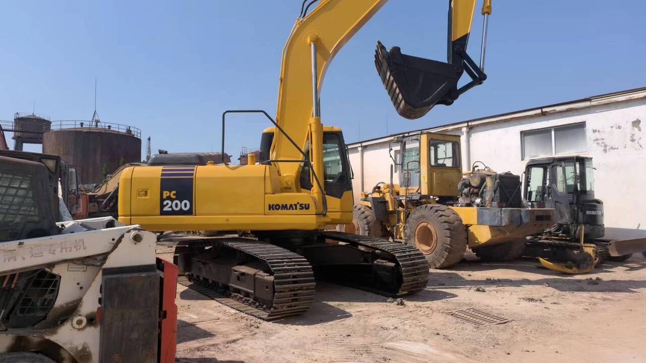 KOMATSU PC200-7 - Lánctalpas kotró: 3 kép. KOMATSU PC200-7 - Lánctalpas kotró: 3 kép.