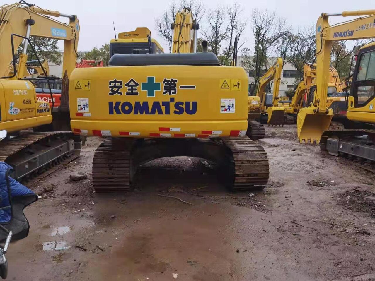KOMATSU PC200-7 - Lánctalpas kotró: 3 kép. KOMATSU PC200-7 - Lánctalpas kotró: 3 kép.