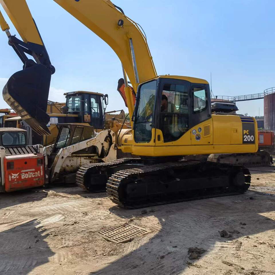 KOMATSU PC200-7 - Lánctalpas kotró: 2 kép. KOMATSU PC200-7 - Lánctalpas kotró: 2 kép.