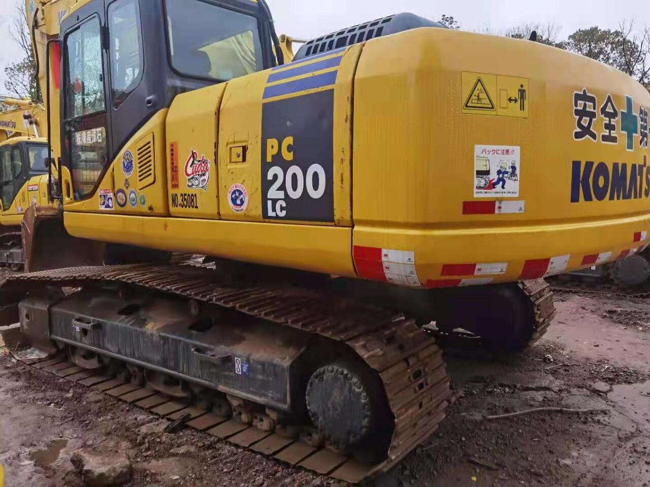 KOMATSU PC200-7 - Lánctalpas kotró: 2 kép. KOMATSU PC200-7 - Lánctalpas kotró: 2 kép.
