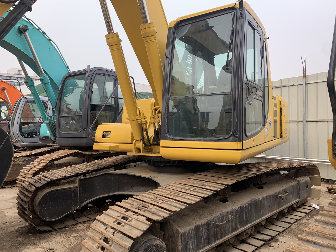 KOMATSU PC220-6E - Lánctalpas kotró: 2 kép. KOMATSU PC220-6E - Lánctalpas kotró: 2 kép.