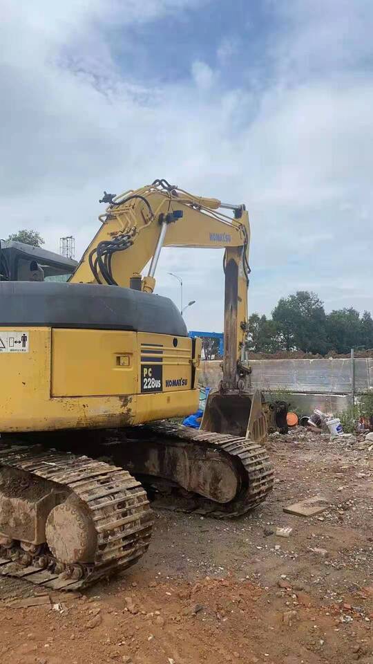 KOMATSU PC228US - Lánctalpas kotró: 4 kép. KOMATSU PC228US - Lánctalpas kotró: 4 kép.