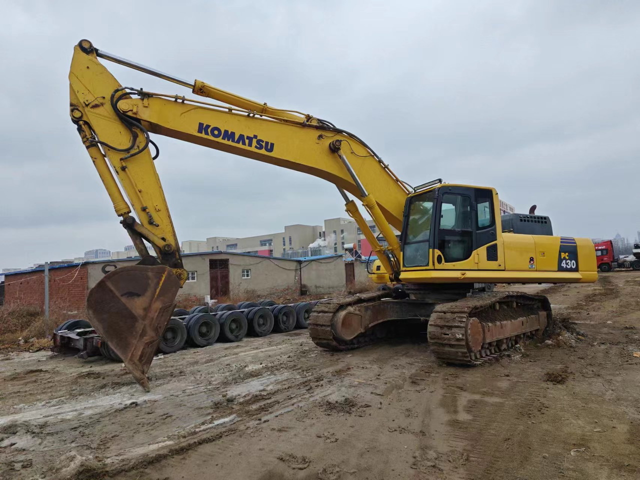 KOMATSU PC430-8 - Lánctalpas kotró: 2 kép. KOMATSU PC430-8 - Lánctalpas kotró: 2 kép.