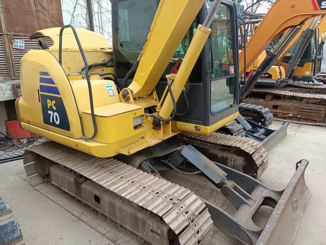 KOMATSU PC70 - Minikotró: 3 kép. KOMATSU PC70 - Minikotró: 3 kép.