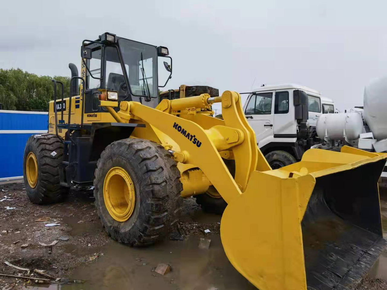 KOMATSU WA380 - Gumikerekes homlokrakodó: 4 kép. KOMATSU WA380 - Gumikerekes homlokrakodó: 4 kép.
