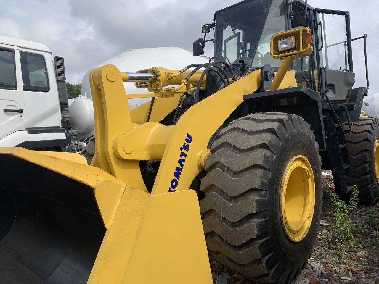 KOMATSU WA380Z - Gumikerekes homlokrakodó: 4 kép. KOMATSU WA380Z - Gumikerekes homlokrakodó: 4 kép.