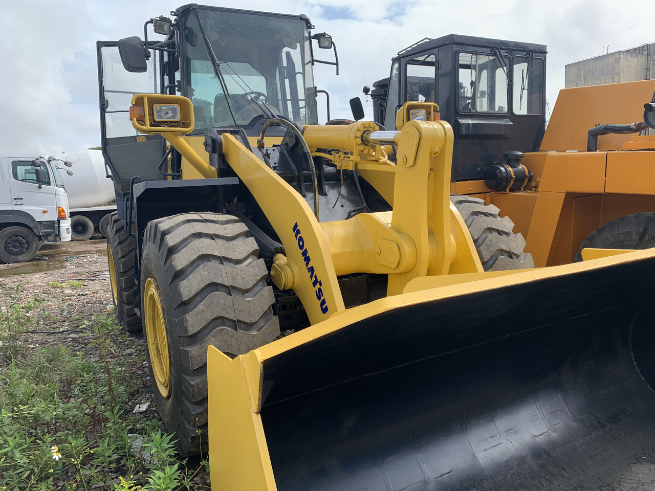 KOMATSU WA380Z - Gumikerekes homlokrakodó: 2 kép. KOMATSU WA380Z - Gumikerekes homlokrakodó: 2 kép.