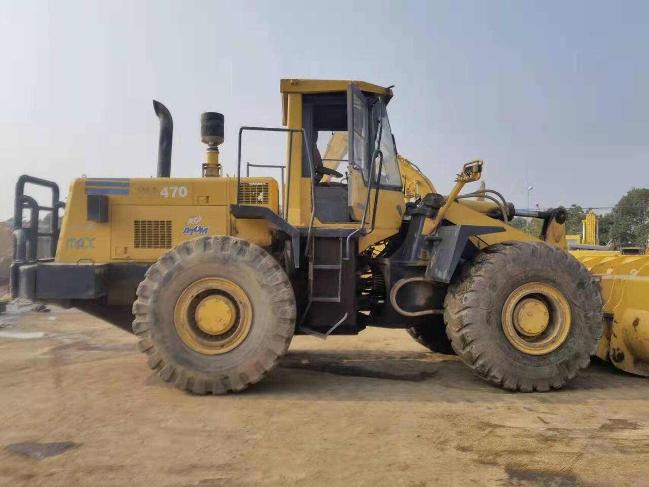 KOMATSU WA470-3 - Gumikerekes homlokrakodó: 3 kép. KOMATSU WA470-3 - Gumikerekes homlokrakodó: 3 kép.