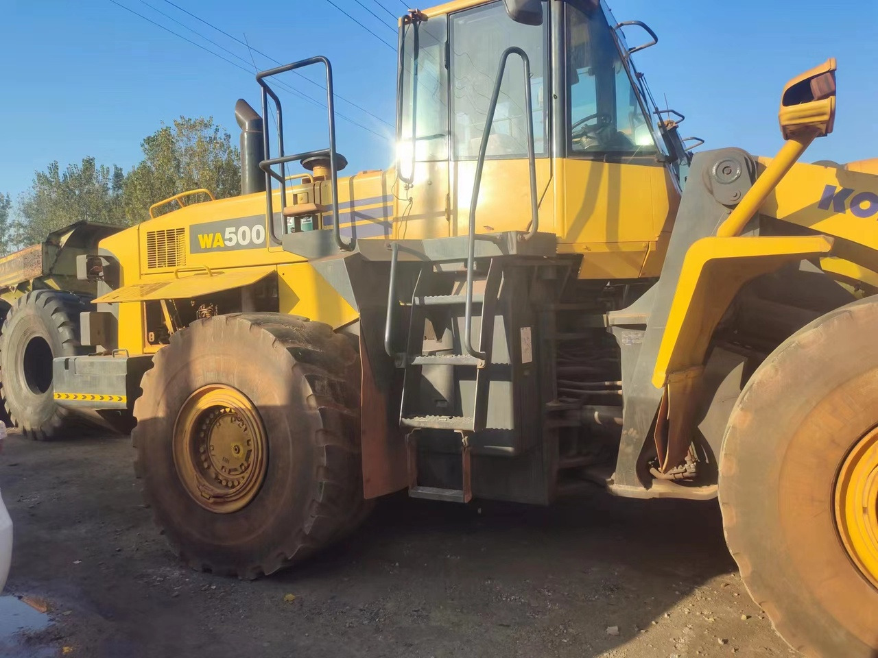 KOMATSU WA500-6 - Gumikerekes homlokrakodó: 4 kép. KOMATSU WA500-6 - Gumikerekes homlokrakodó: 4 kép.