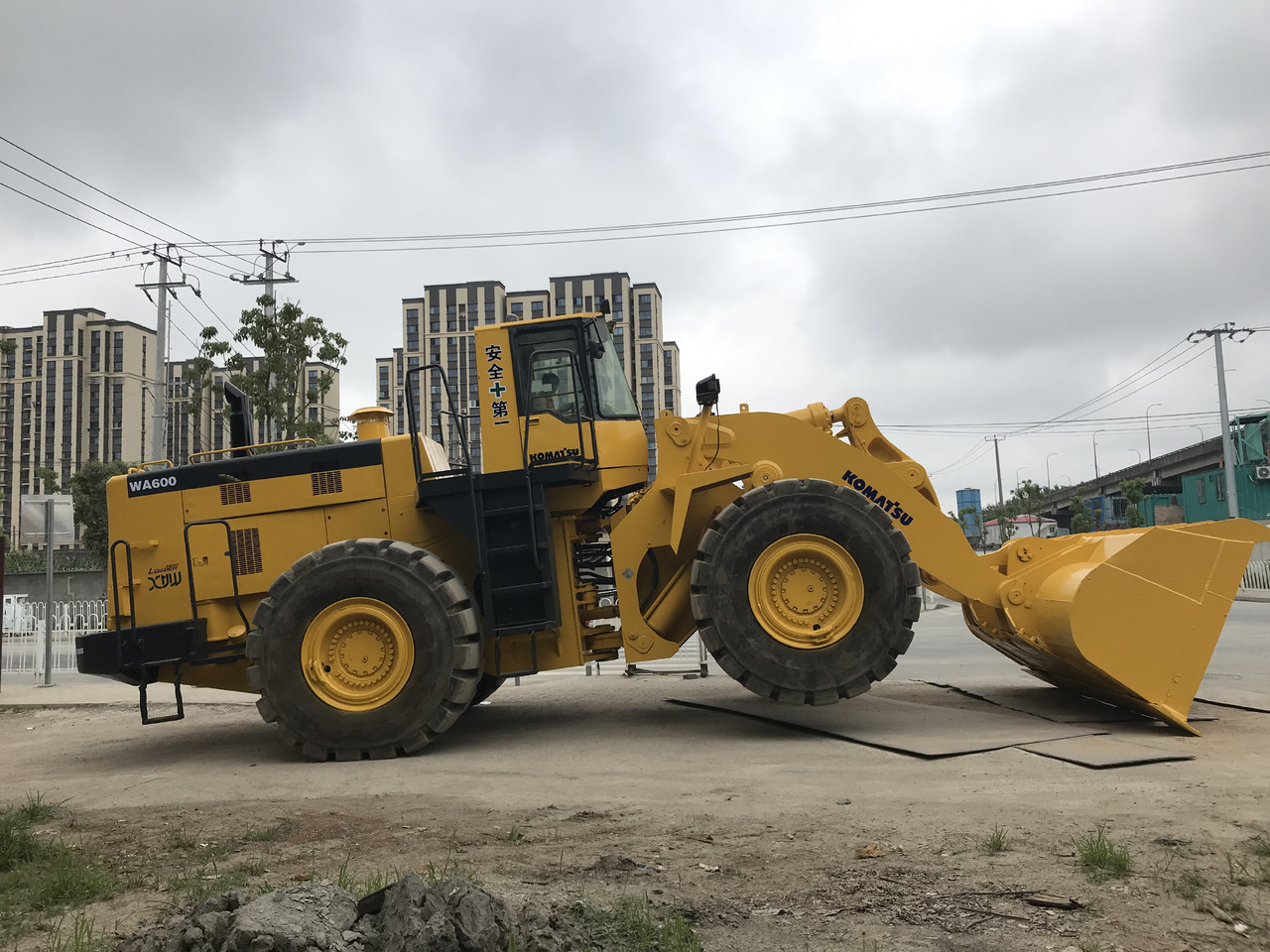 KOMATSU WA600-3 - Gumikerekes homlokrakodó: 3 kép. KOMATSU WA600-3 - Gumikerekes homlokrakodó: 3 kép.