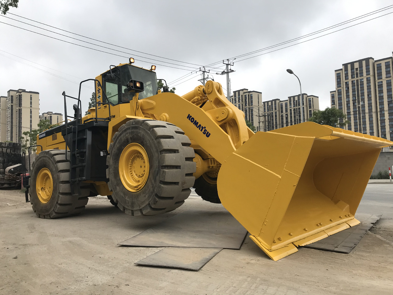 KOMATSU WA600-3 - Gumikerekes homlokrakodó: 2 kép. KOMATSU WA600-3 - Gumikerekes homlokrakodó: 2 kép.