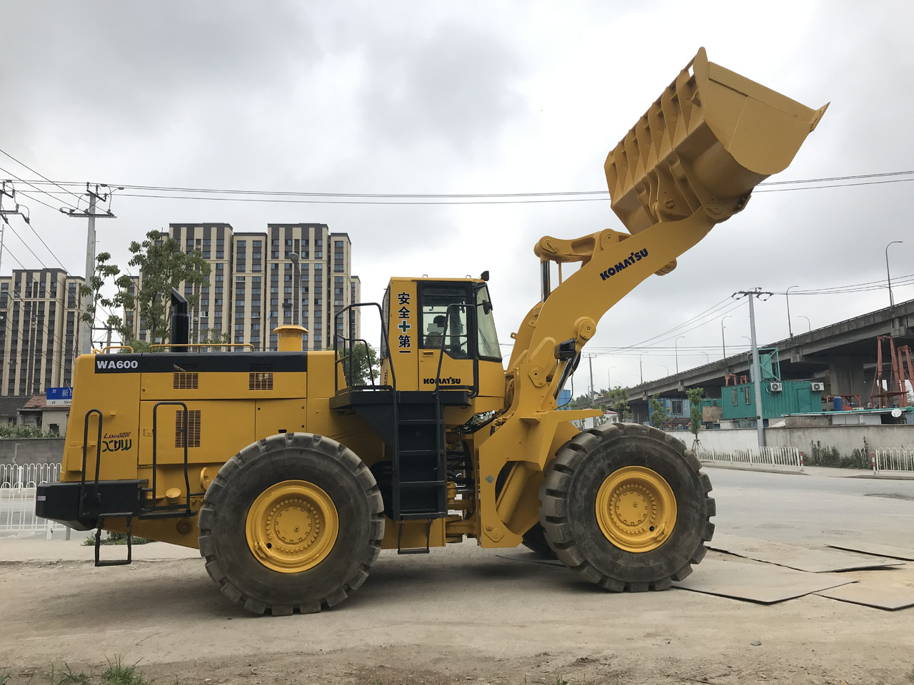 KOMATSU WA600-3 - Gumikerekes homlokrakodó: 1 kép. KOMATSU WA600-3 - Gumikerekes homlokrakodó: 1 kép.