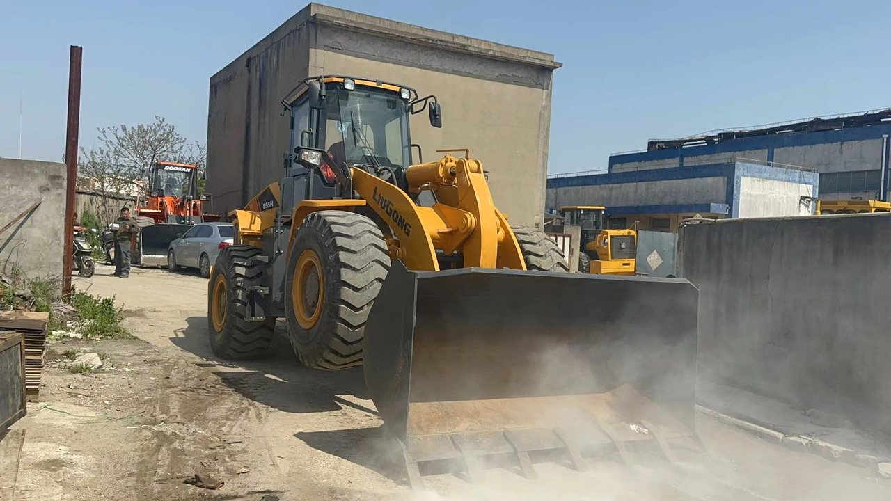 LIUGONG 855H - Gumikerekes homlokrakodó: 5 kép. LIUGONG 855H - Gumikerekes homlokrakodó: 5 kép.