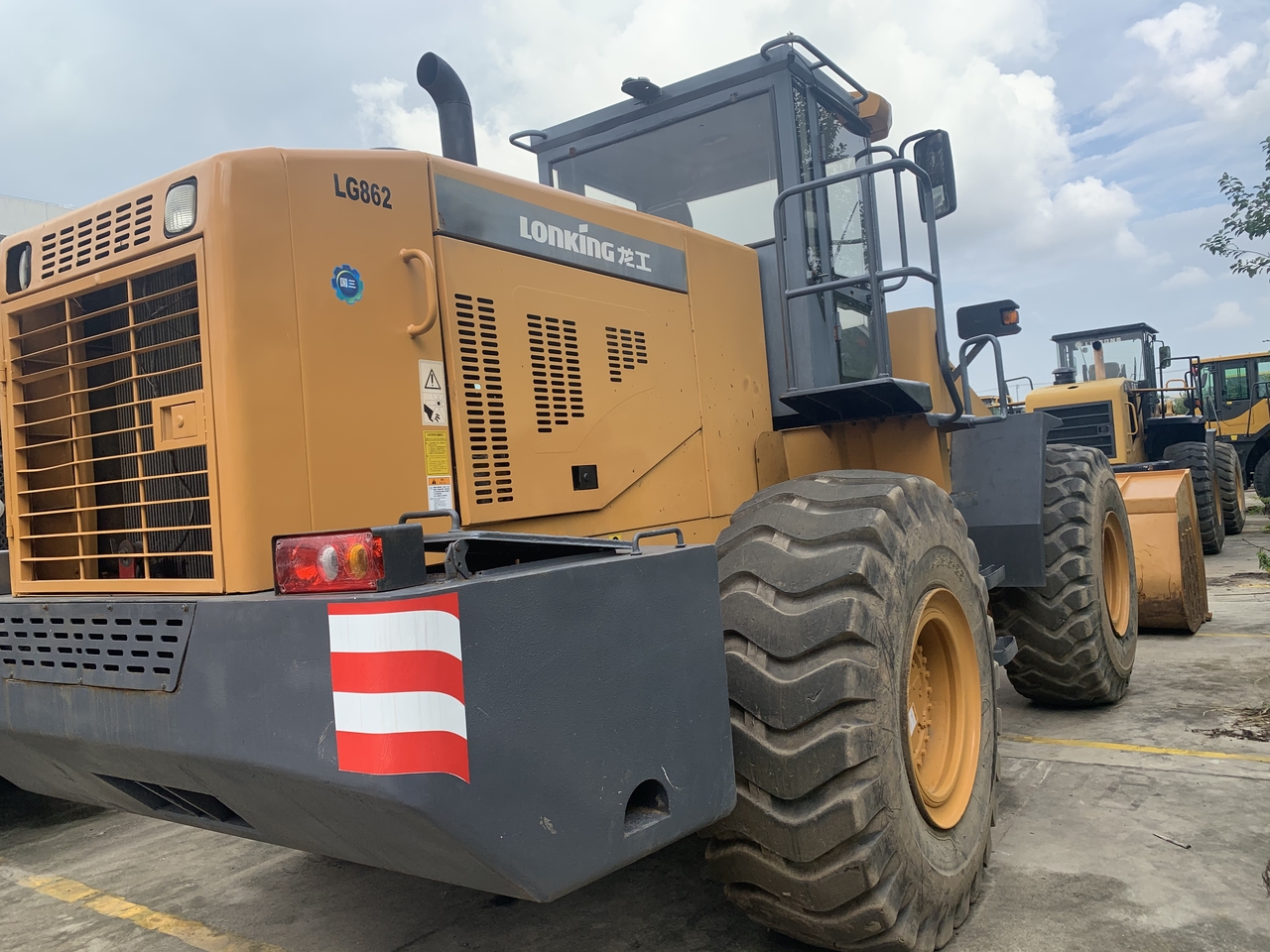 LIUGONG LG862-wheel loader - Gumikerekes homlokrakodó: 3 kép. LIUGONG LG862-wheel loader - Gumikerekes homlokrakodó: 3 kép.