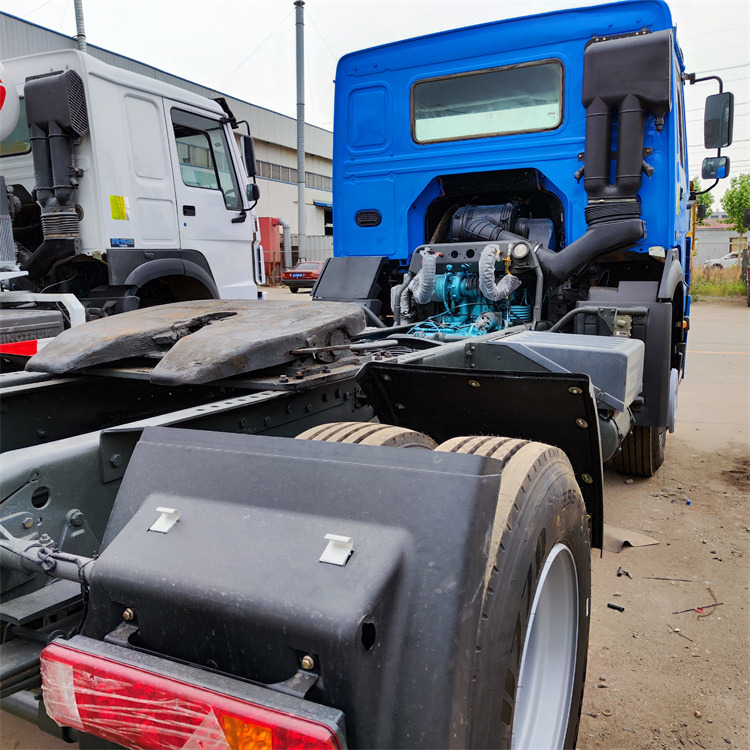 HOWO 6x4 336hp tractor - Nyergesvontató: 4 kép. HOWO 6x4 336hp tractor - Nyergesvontató: 4 kép.