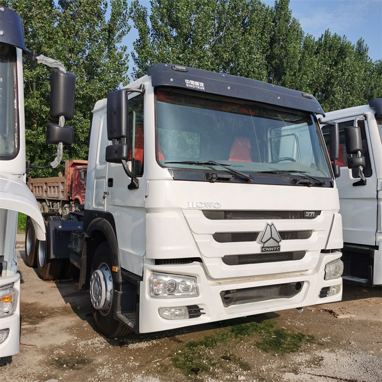 HOWO 6x4 371hp tractor - Nyergesvontató: 3 kép. HOWO 6x4 371hp tractor - Nyergesvontató: 3 kép.