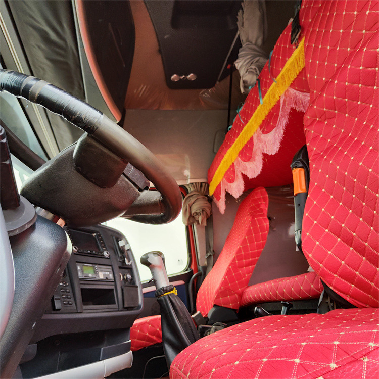 HOWO HOWO T7H-540 tractor - Nyergesvontató: 4 kép. HOWO HOWO T7H-540 tractor - Nyergesvontató: 4 kép.