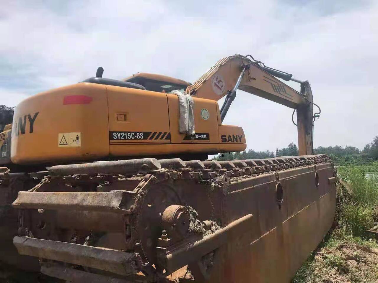 SANY 215C - Kétéltű kotrógép: 2 kép. SANY 215C - Kétéltű kotrógép: 2 kép.