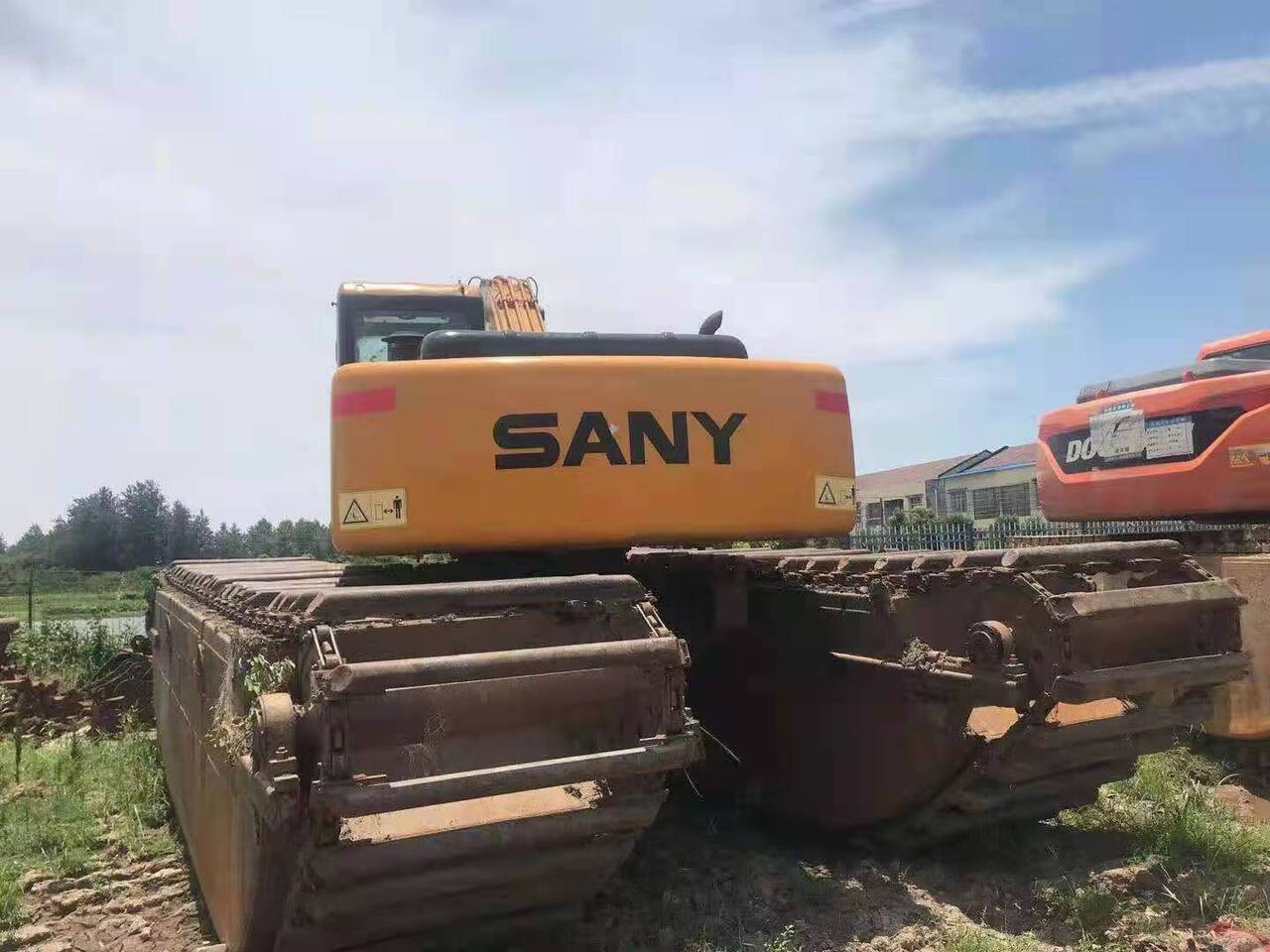 SANY 215C - Kétéltű kotrógép: 3 kép. SANY 215C - Kétéltű kotrógép: 3 kép.