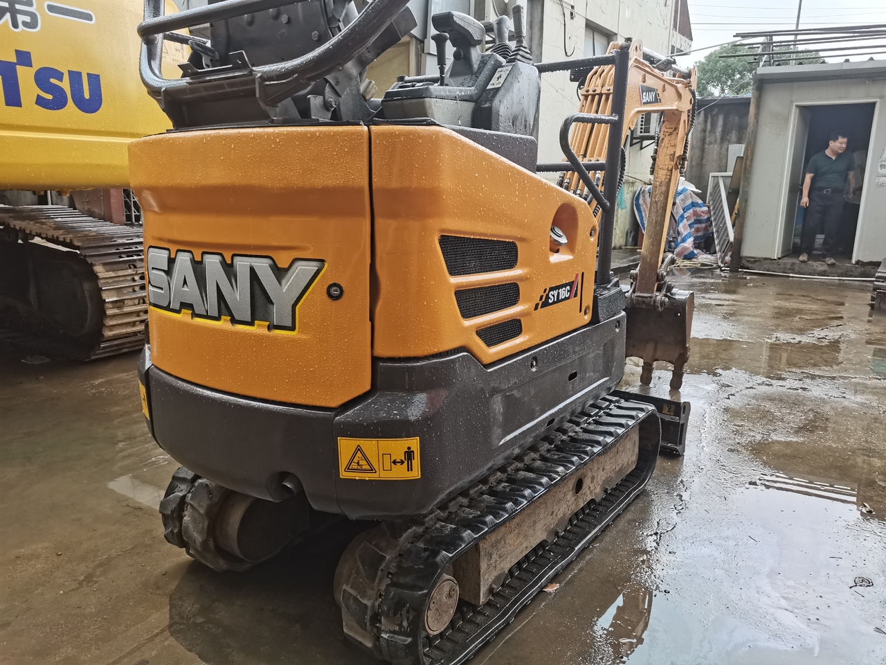 Minikotró SANY SY16C: 6 kép. Minikotró SANY SY16C: 6 kép.