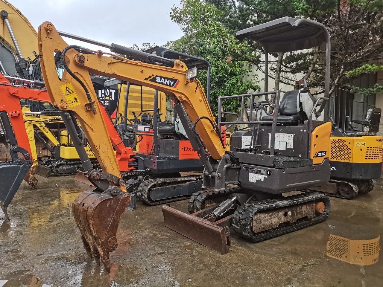 SANY SY16C -excavator - Lánctalpas kotró: 1 kép. SANY SY16C -excavator - Lánctalpas kotró: 1 kép.