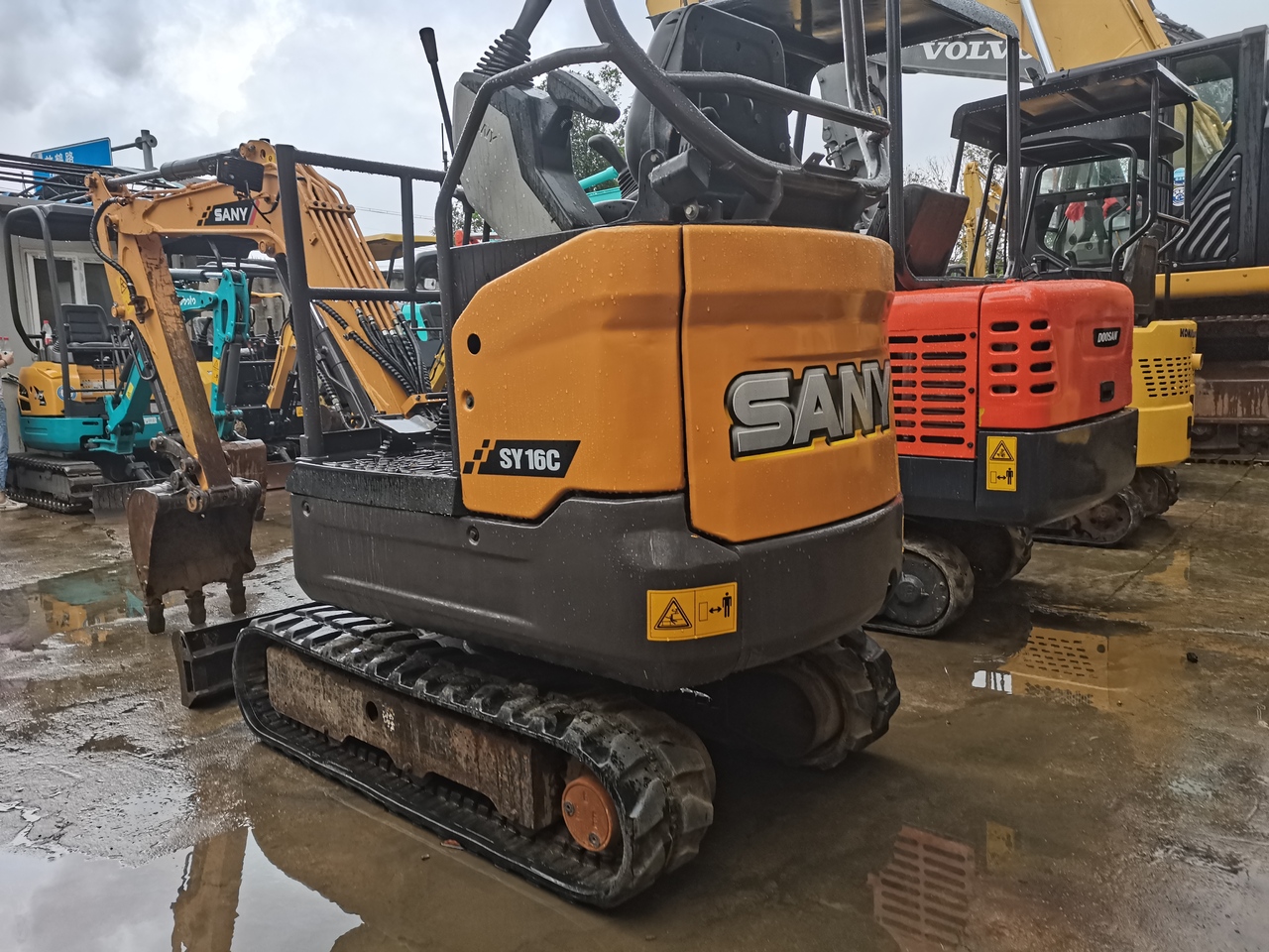 SANY SY16C -excavator - Lánctalpas kotró: 5 kép. SANY SY16C -excavator - Lánctalpas kotró: 5 kép.