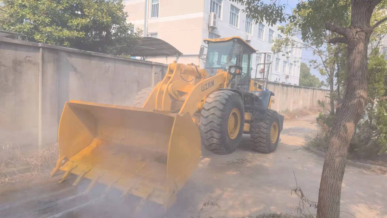 SEM 660D - Gumikerekes homlokrakodó: 3 kép. SEM 660D - Gumikerekes homlokrakodó: 3 kép.