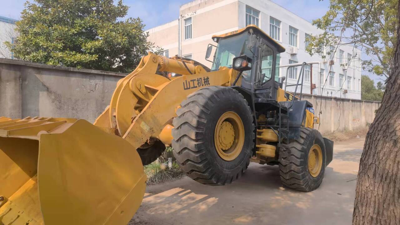 SEM 660D - Gumikerekes homlokrakodó: 2 kép. SEM 660D - Gumikerekes homlokrakodó: 2 kép.