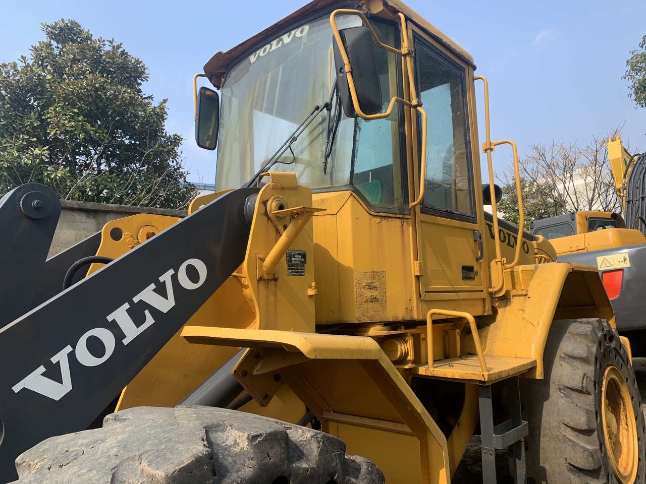 VOLVO L70E - Gumikerekes homlokrakodó: 3 kép. VOLVO L70E - Gumikerekes homlokrakodó: 3 kép.