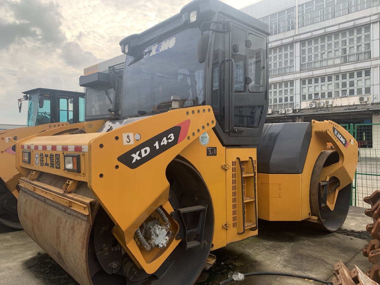 XCMG XD143 - Henger: 3 kép. XCMG XD143 - Henger: 3 kép.