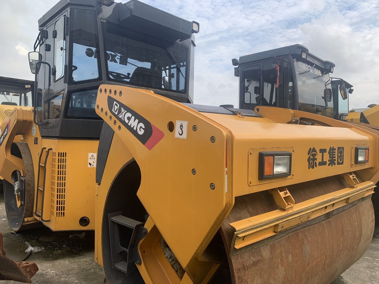 XCMG XD143 - Henger: 4 kép. XCMG XD143 - Henger: 4 kép.