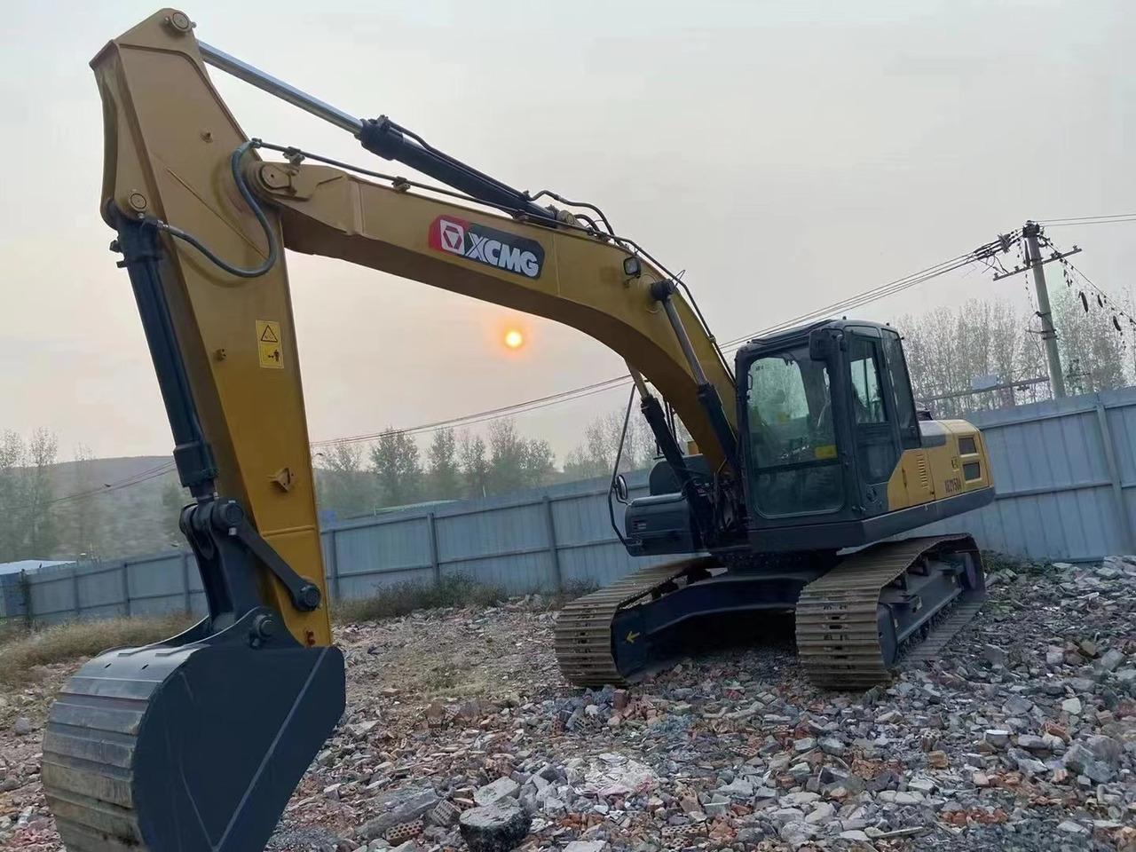 XCMG XE215DA - Lánctalpas kotró: 2 kép. XCMG XE215DA - Lánctalpas kotró: 2 kép.
