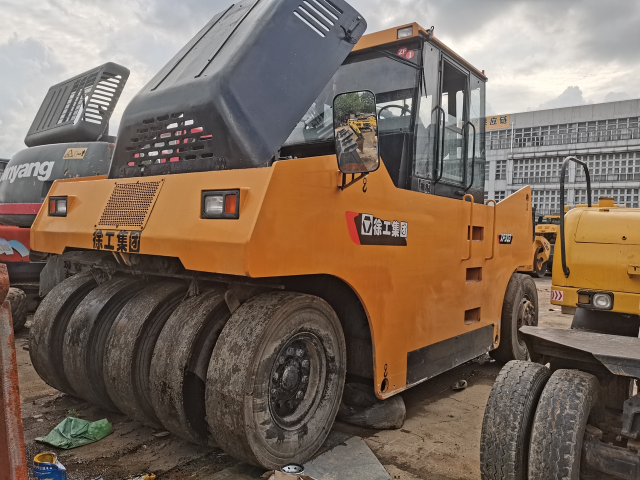 XCMG XP303 - Henger: 5 kép. XCMG XP303 - Henger: 5 kép.