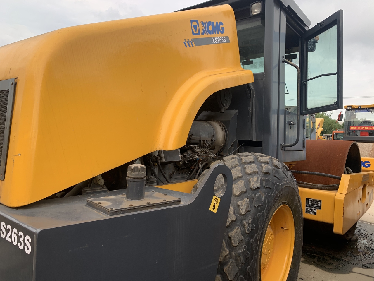 XCMG XS263S - Henger: 3 kép. XCMG XS263S - Henger: 3 kép.