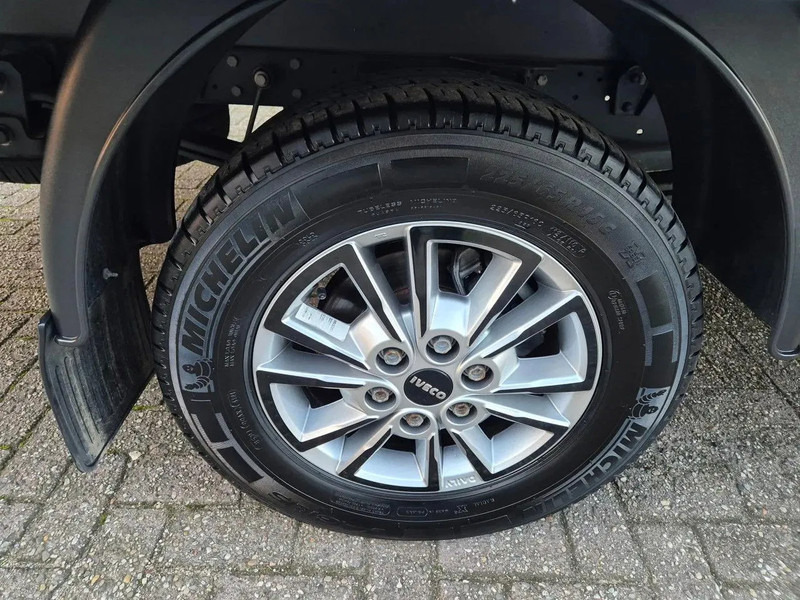 Dobozos kisteherautó Iveco Daily 35S18 3.0D Koffer/ Xenon/ Airco: 18 kép.