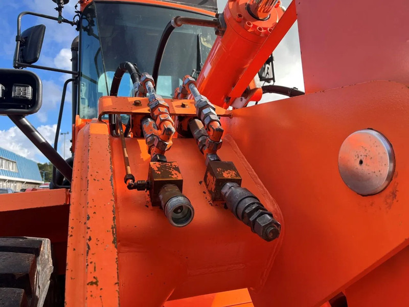 Doosan DL250 - Gumikerekes homlokrakodó: 4 kép. Doosan DL250 - Gumikerekes homlokrakodó: 4 kép.