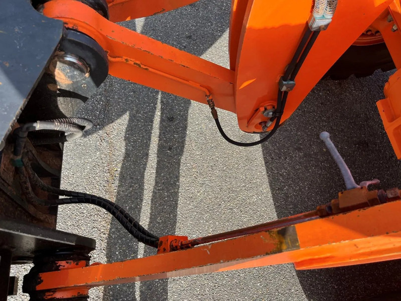 Doosan DL250 - Gumikerekes homlokrakodó: 5 kép. Doosan DL250 - Gumikerekes homlokrakodó: 5 kép.