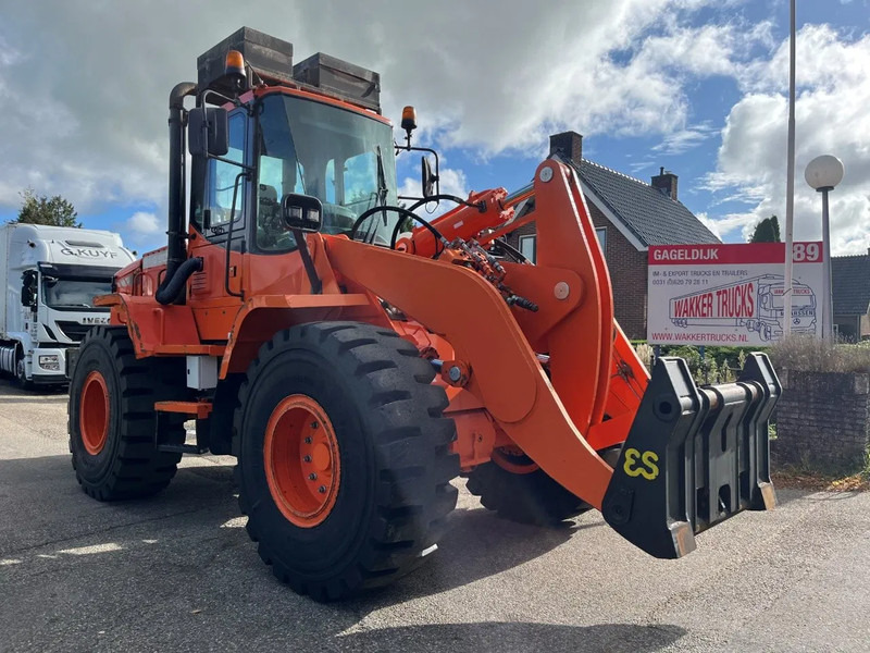 Doosan DL250 - Gumikerekes homlokrakodó: 3 kép. Doosan DL250 - Gumikerekes homlokrakodó: 3 kép.