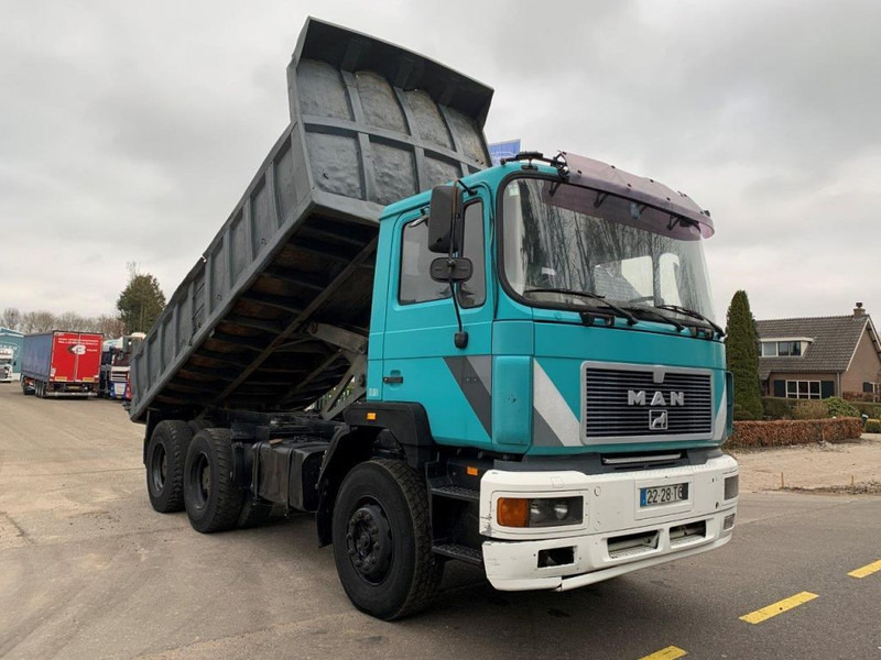 MAN 33.372 6X4 KIPPER MANUAL ZF GEARBOX - Billenőplatós teherautó: 2 kép. MAN 33.372 6X4 KIPPER MANUAL ZF GEARBOX - Billenőplatós teherautó: 2 kép.