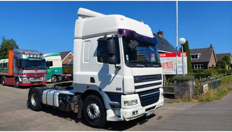 DAF CF 85.410 4x2 MANUAL 410 POWER - Nyergesvontató: 2 kép. DAF CF 85.410 4x2 MANUAL 410 POWER - Nyergesvontató: 2 kép.
