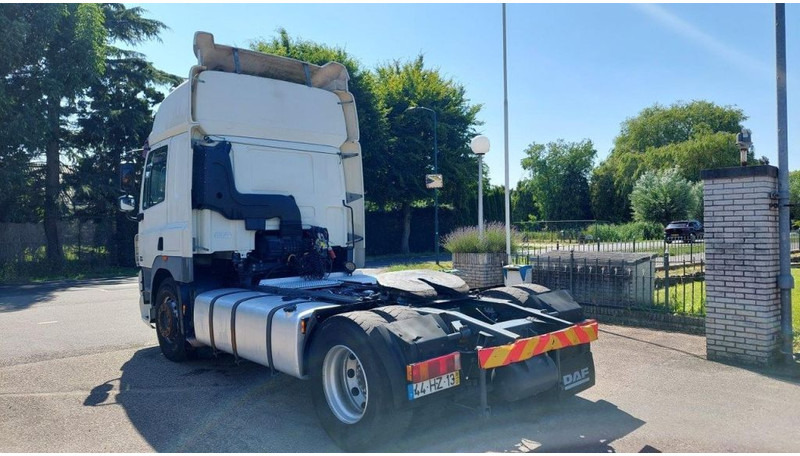 DAF CF 85.410 4x2 MANUAL 410 POWER - Nyergesvontató: 4 kép. DAF CF 85.410 4x2 MANUAL 410 POWER - Nyergesvontató: 4 kép.