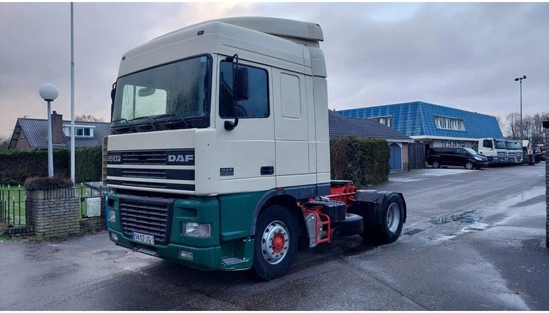 DAF XF 95.430 4x2 EURO 2 Manual Gearbox - Nyergesvontató: 1 kép. DAF XF 95.430 4x2 EURO 2 Manual Gearbox - Nyergesvontató: 1 kép.