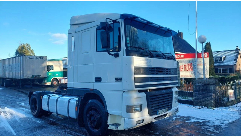 DAF XF 95.430 EURO 2 MANUAL GEARBOX - Nyergesvontató: 2 kép. DAF XF 95.430 EURO 2 MANUAL GEARBOX - Nyergesvontató: 2 kép.