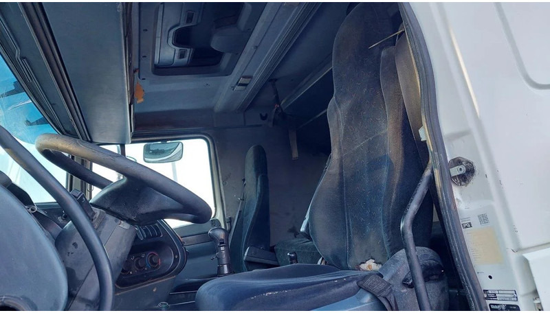 Nyergesvontató DAF XF 95.430 EURO 2 MANUAL GEARBOX: 7 kép. Nyergesvontató DAF XF 95.430 EURO 2 MANUAL GEARBOX: 7 kép.